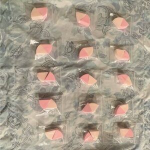 Small, triangle sized beauty blenders. Come with only 2 beauty blenders.